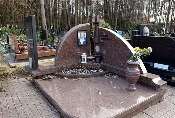 Округлая угловая мемориальная композиция